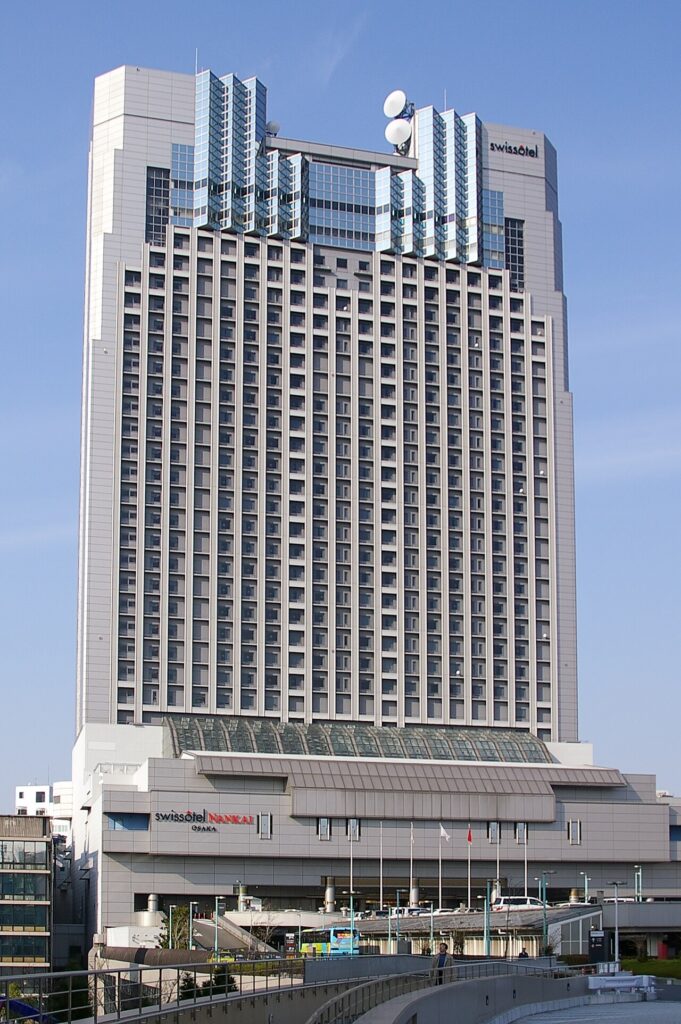 스위소텔 난카이 오사카의 간판이 보이는 고층 건물과 앞쪽 보행로