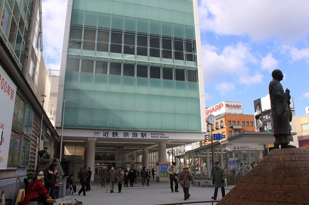 ‘近鉄奈良駅 / KINTETSU NARA Station’ 간판이 있는 긴테쓰나라역 외관과 역 앞 광장