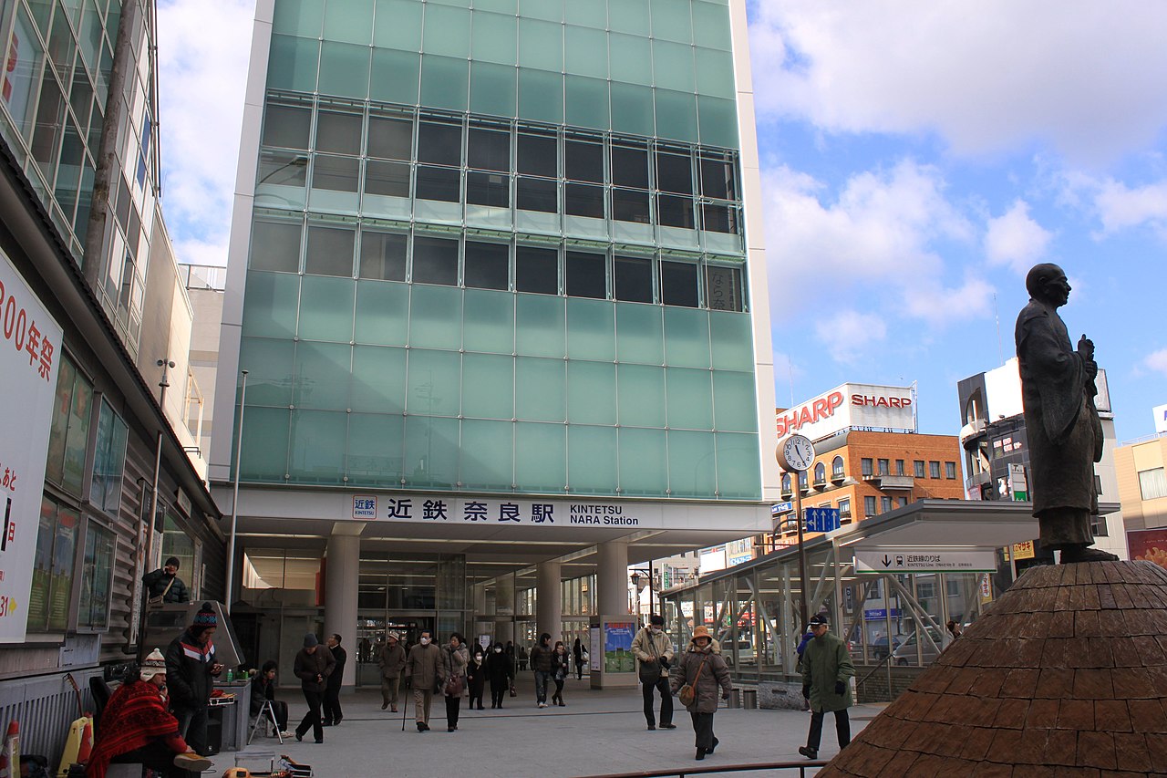 ‘近鉄奈良駅 / KINTETSU NARA Station’ 간판이 있는 긴테쓰나라역 외관과 역 앞 광장